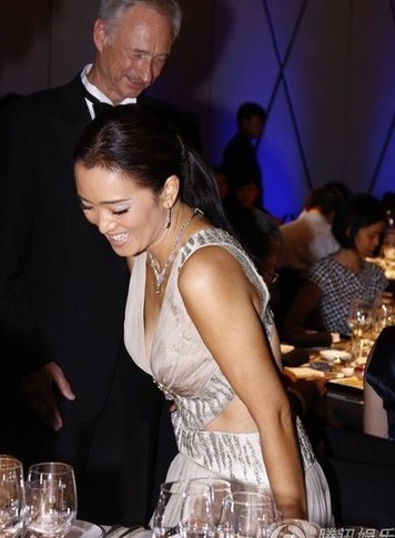 Củng Lợi khoe vẻ mặn mà với váy sexy - 6