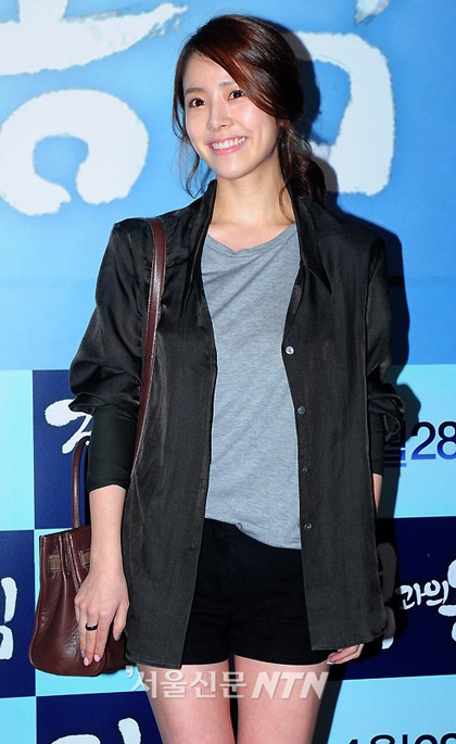 Han Ji Min khoe chân với váy siêu ngắn - 12