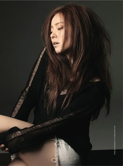 Han Ji Min khoe chân với váy siêu ngắn - 17