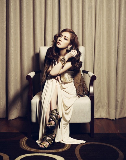 Han Ji Min khoe chân với váy siêu ngắn - 23