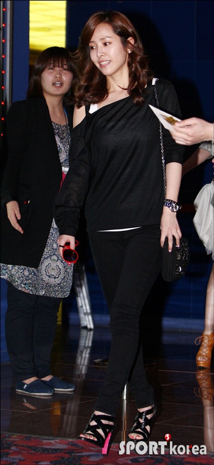 Han Ji Min khoe chân với váy siêu ngắn - 8