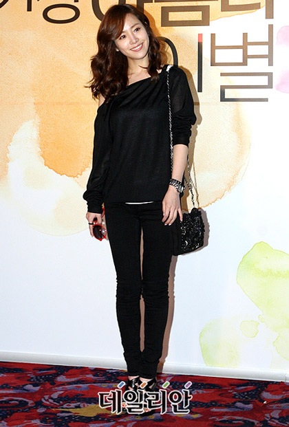 Han Ji Min khoe chân với váy siêu ngắn - 9