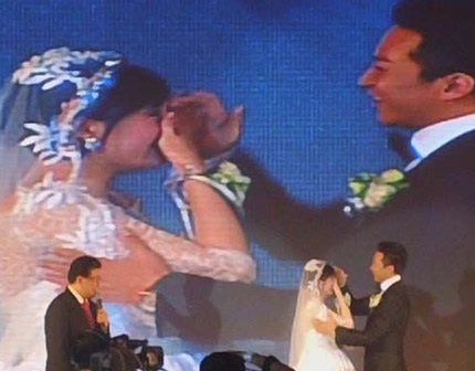 “Bà bầu” Tôn Lệ  nghẹn ngào trong đám cưới - 15