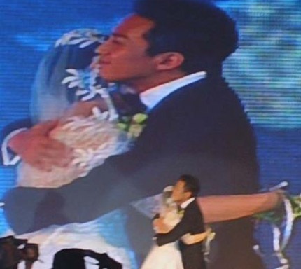 “Bà bầu” Tôn Lệ  nghẹn ngào trong đám cưới - 16