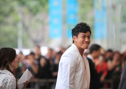 “Bà bầu” Tôn Lệ  nghẹn ngào trong đám cưới - 19