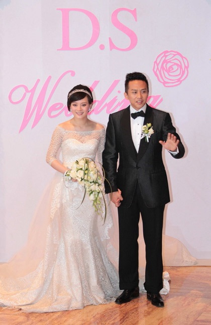 “Bà bầu” Tôn Lệ  nghẹn ngào trong đám cưới - 1