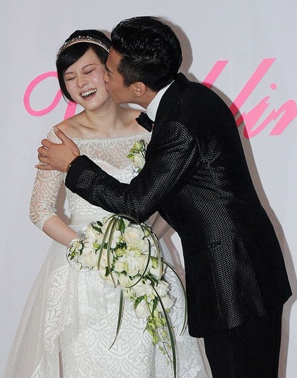 “Bà bầu” Tôn Lệ  nghẹn ngào trong đám cưới - 4