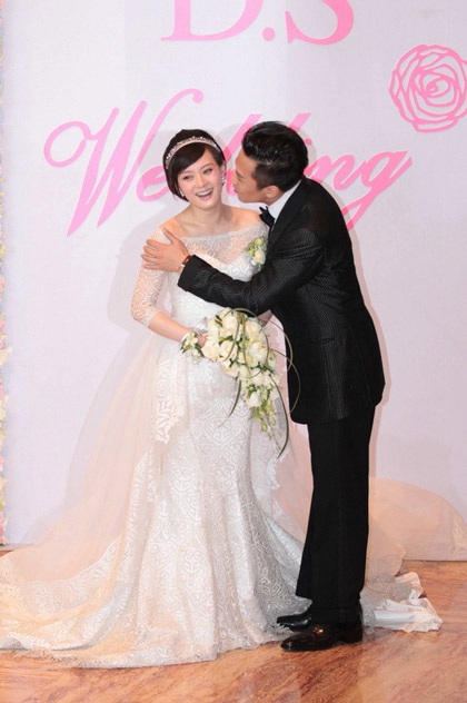 “Bà bầu” Tôn Lệ  nghẹn ngào trong đám cưới - 2