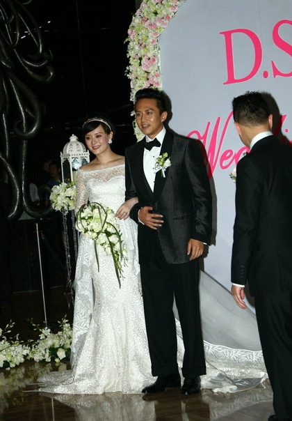 “Bà bầu” Tôn Lệ  nghẹn ngào trong đám cưới - 9