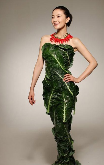 Ngắm Cao Viên Viên tạo dáng với váy bằng lá rau - 3