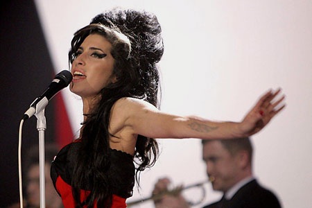 Ca sĩ Amy Winehouse đột tử ở tuổi 27 - 1