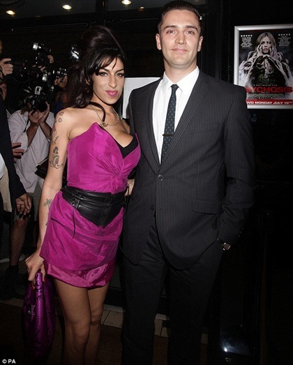 Ca sĩ Amy Winehouse bị nghi sử dụng ma túy quá liều  - 2