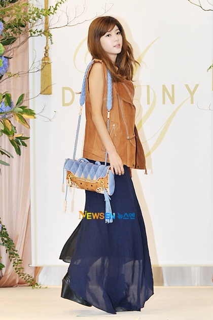 Cô dâu Eugene rạng rỡ trong ngày trọng đại - 10 Cô dâu Eugene rạng rỡ trong ngày trọng đại - 10