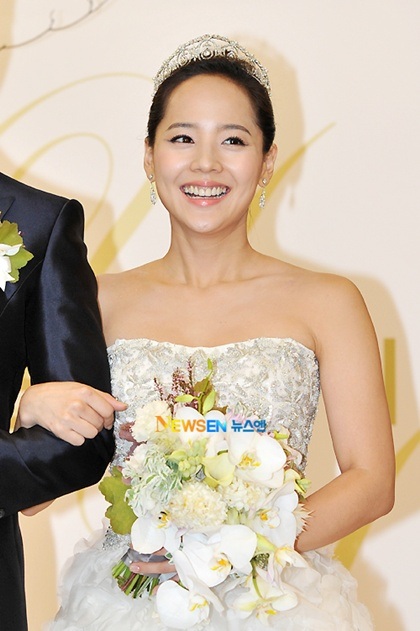 Cô dâu Eugene rạng rỡ trong ngày trọng đại - 7 Cô dâu Eugene rạng rỡ trong ngày trọng đại - 7