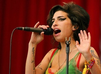 Amy Winehouse “hot” trở lại trên các bảng xếp hạng - 3 Amy Winehouse “hot” trở lại trên các bảng xếp hạng - 3