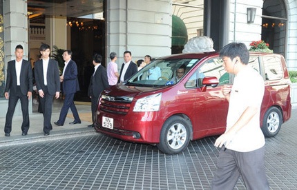 Cặp sinh đôi của Lê Tư lần đầu lộ diện  - 2