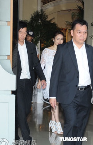 Cặp sinh đôi của Lê Tư lần đầu lộ diện  - 4