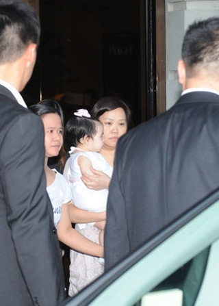 Cặp sinh đôi của Lê Tư lần đầu lộ diện  - 6