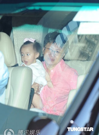 Cặp sinh đôi của Lê Tư lần đầu lộ diện  - 7