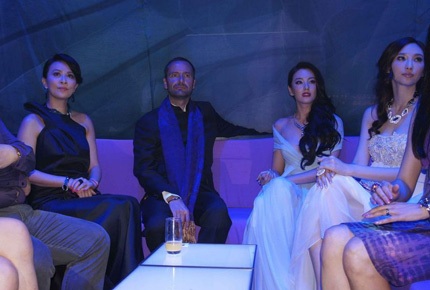 Trương Vũ Kỳ khoe vẻ gợi cảm với váy cổ trễ - 10