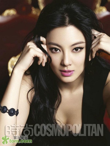 Trương Vũ Kỳ khoe vẻ gợi cảm với váy cổ trễ - 12