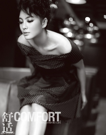 Trương Vũ Kỳ khoe vẻ gợi cảm với váy cổ trễ - 15