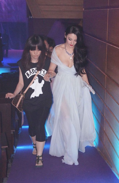 Trương Vũ Kỳ khoe vẻ gợi cảm với váy cổ trễ - 1