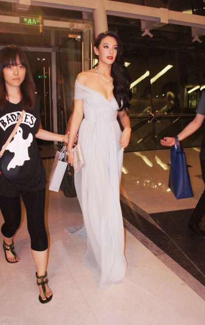 Trương Vũ Kỳ khoe vẻ gợi cảm với váy cổ trễ - 3