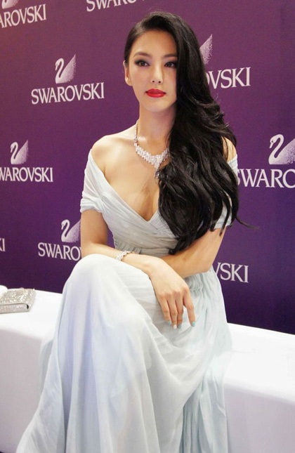 Trương Vũ Kỳ khoe vẻ gợi cảm với váy cổ trễ - 9