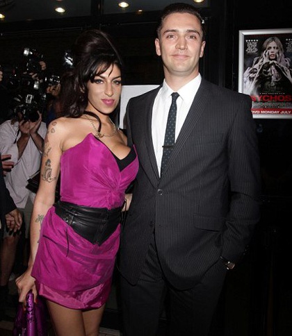 Amy Winehouse và bạn trai đã đính hôn  - 1