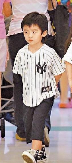 Trương Bá Chi đưa các con đi chơi - 2