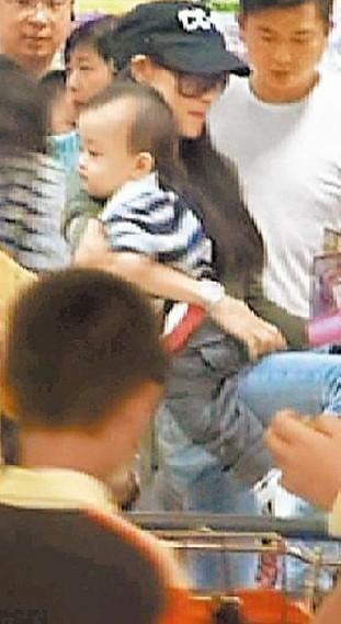 Trương Bá Chi đưa các con đi chơi - 4