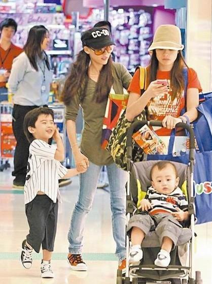 Trương Bá Chi đưa các con đi chơi - 1