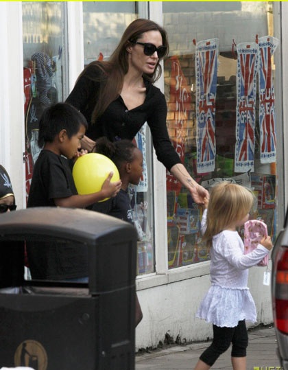 Angelina Jolie “quay cuồng” với 6 đứa con - 2 Angelina Jolie “quay cuồng” với 6 đứa con - 2