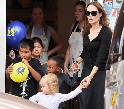 Angelina Jolie “quay cuồng” với 6 đứa con - 1 Angelina Jolie “quay cuồng” với 6 đứa con - 1