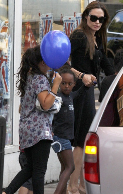 Angelina Jolie “quay cuồng” với 6 đứa con - 8 Angelina Jolie “quay cuồng” với 6 đứa con - 8