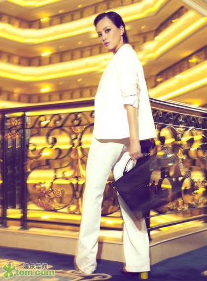 Thang Duy hút hồn với son đỏ, Lưu Tư khoe dáng thon gọn sau sinh - 10