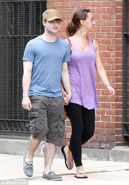 “Harry Potter” Daniel Radcliffe khoe bạn gái mới - 3 “Harry Potter” Daniel Radcliffe khoe bạn gái mới - 3