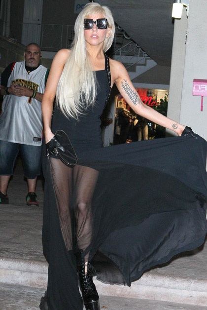 Lady Gaga dịu dàng và nữ tính đến bất ngờ! - 12