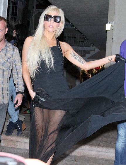 Lady Gaga dịu dàng và nữ tính đến bất ngờ! - 13