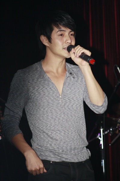 Vượt cơn mưa, nghệ sĩ hết mình trong đêm nhạc đầy ý nghĩa - 8 Vượt cơn mưa, nghệ sĩ hết mình trong đêm nhạc đầy ý nghĩa - 8