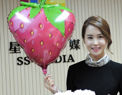 Lee Da Hae rạng rỡ trong vòng vây của các fan - 16 Lee Da Hae rạng rỡ trong vòng vây của các fan - 16