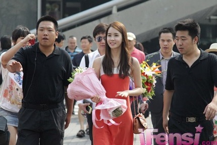 Lee Da Hae rạng rỡ trong vòng vây của các fan - 6 Lee Da Hae rạng rỡ trong vòng vây của các fan - 6