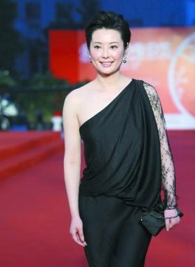 Những trang phục “trứ danh” của Viên Lập  - 4