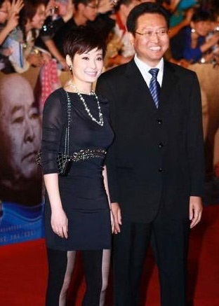 Những trang phục “trứ danh” của Viên Lập  - 7