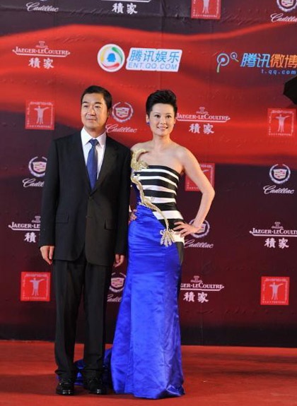 Những trang phục “trứ danh” của Viên Lập  - 11