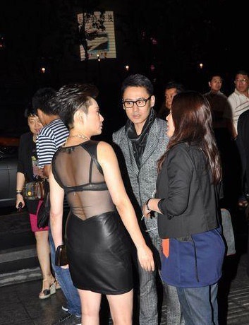 Những trang phục “trứ danh” của Viên Lập  - 10