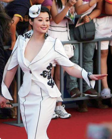 Những trang phục “trứ danh” của Viên Lập  - 16