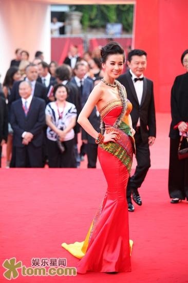 Huỳnh Thánh Y nổi bật với váy chống đụng hàng - 2