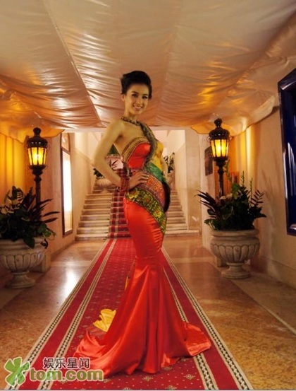 Huỳnh Thánh Y nổi bật với váy chống đụng hàng - 3